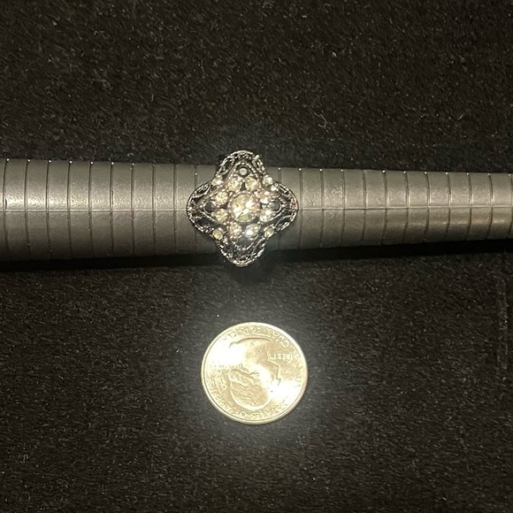 NWOT Elegant Black & Silver Crystal Floral Ring - Picture 1 of 4